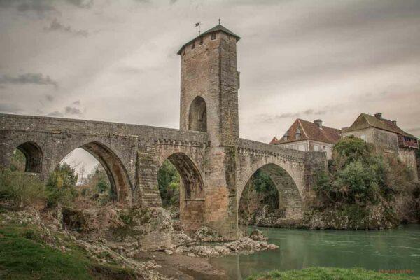 Le Pont vieux à Orthez architecture médiévale surplombant le gave