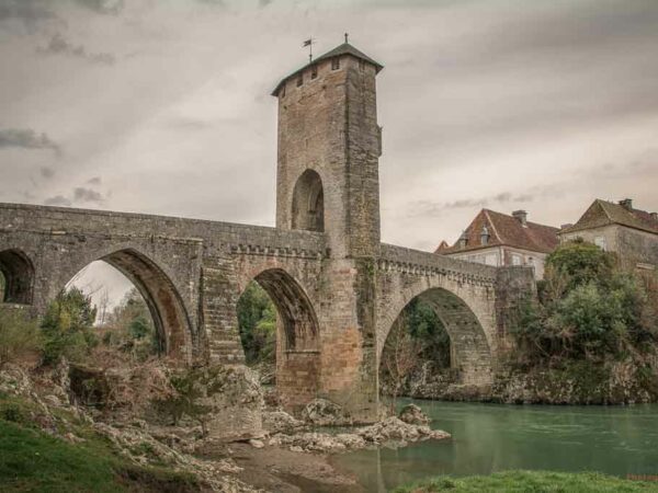 Le Pont vieux à Orthez architecture médiévale surplombant le gave